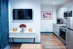 Palmer Suite 101, Hyland Hotel