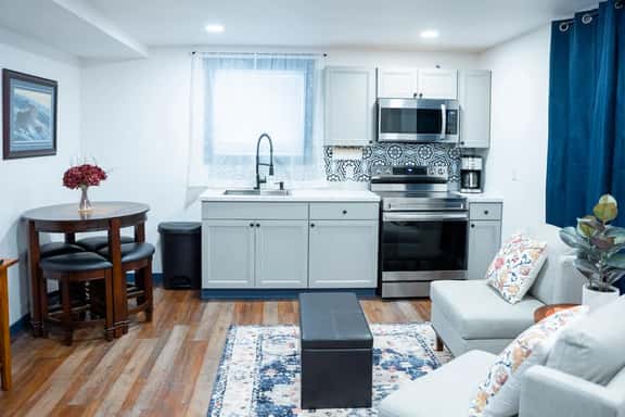 Hyland Suite 103, Hyland Hotel - Image 1